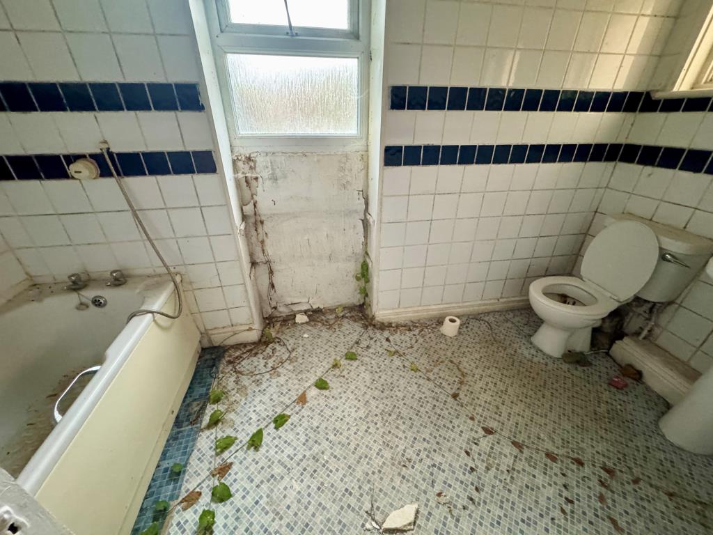 Lot: 107 - TWO-BEDROOM GARDEN FLAT FOR TOTAL REFUBISHMENT - bathroom